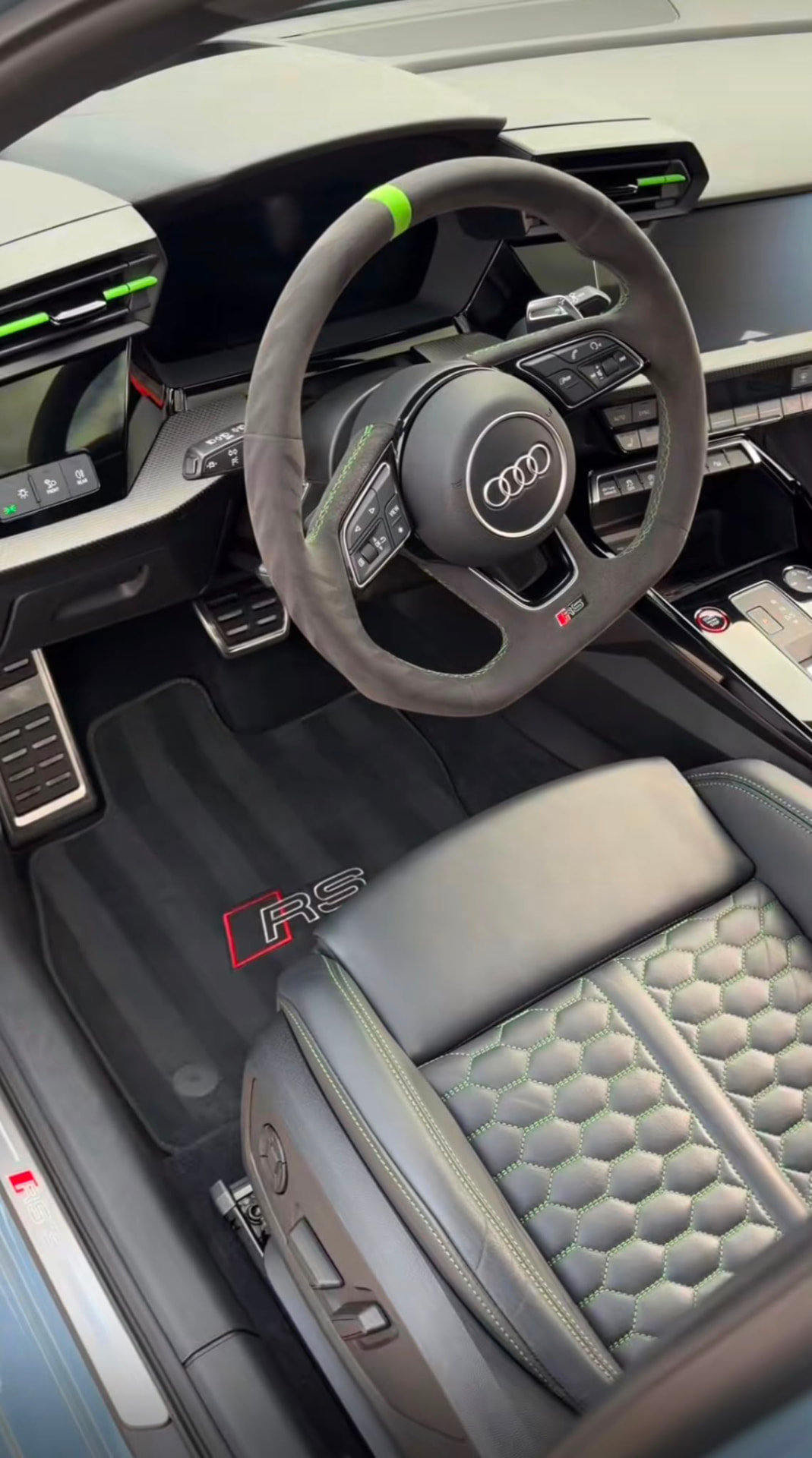 Cockpit & Fahrerfußraum nach der Aufbereitung