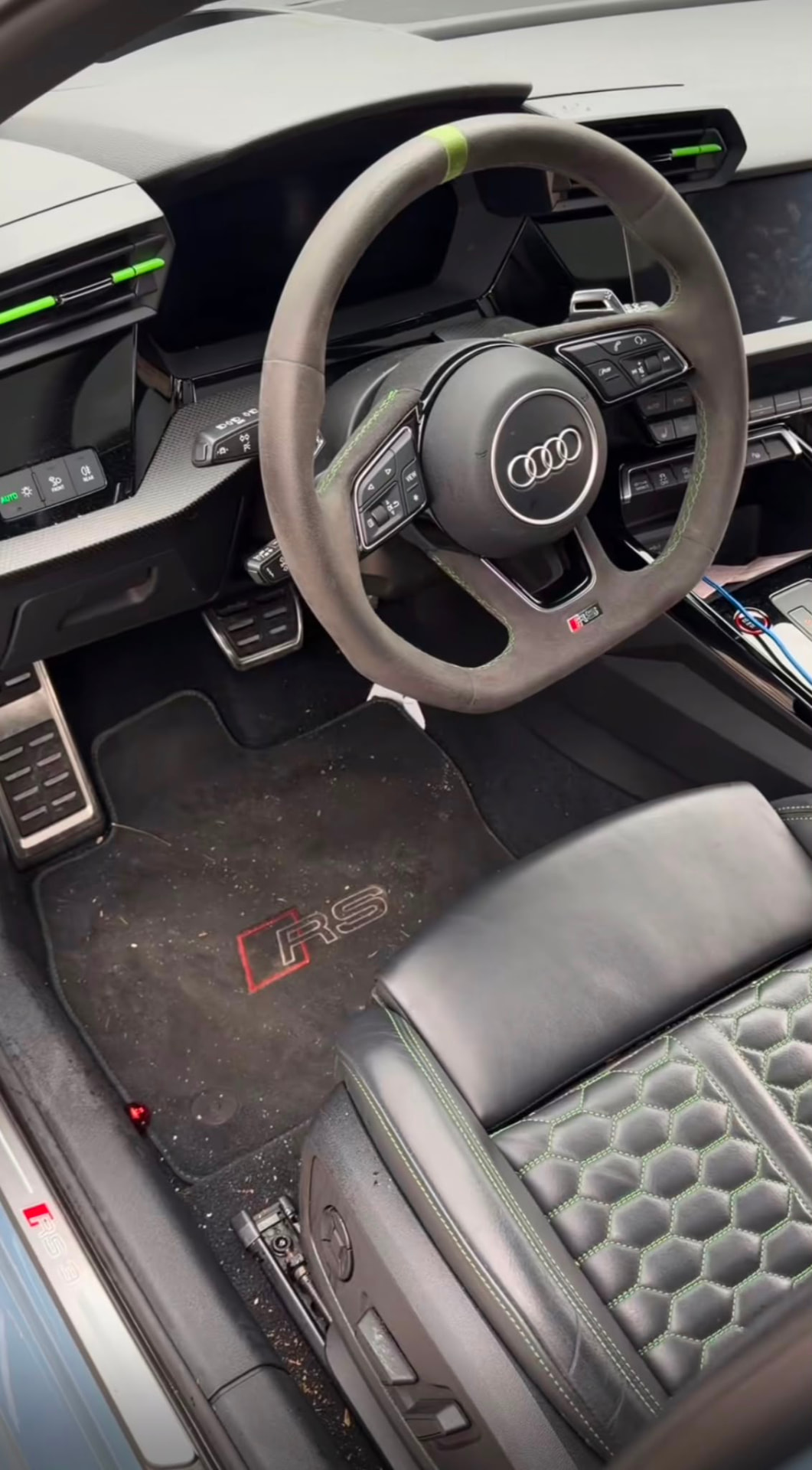 Cockpit & Fahrerfußraum vor der Aufbereitung